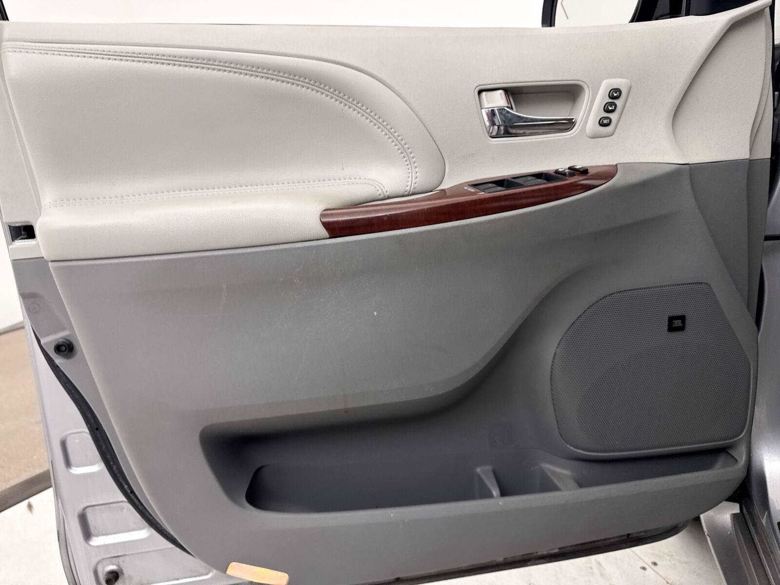 Used 2012 Toyota Sienna Limited w/ Premium Pkg FWD image 24