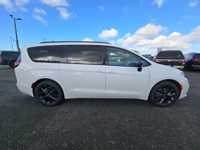 New 2026 Chrysler Pacifica Select w/ S Appearance Package FWD image 2