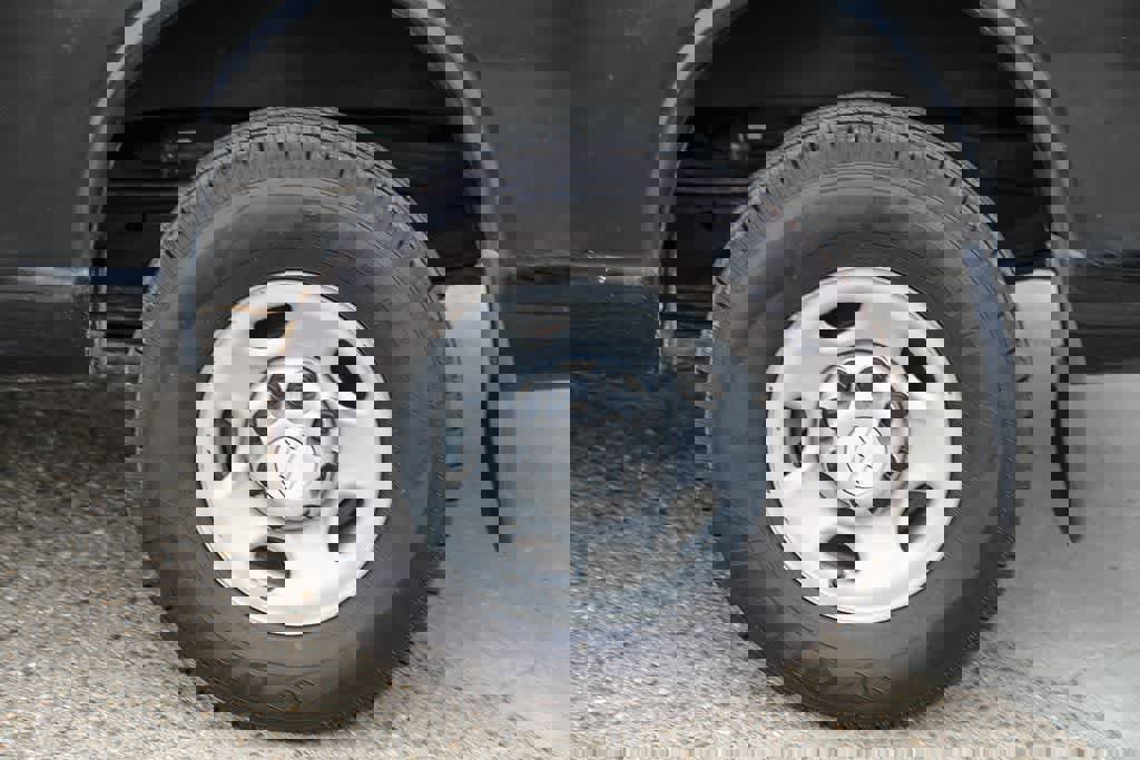 Used 2018 Chevrolet Express 2500 w/ Driver Convenience Package image 9