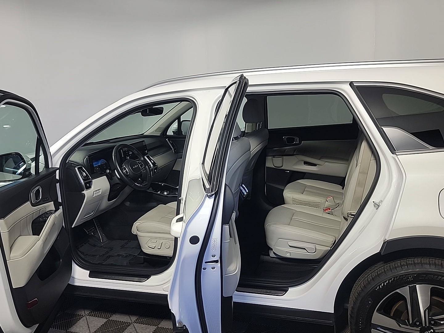 Certified 2023 Kia Sorento SX Prestige AWD/4WD image 16