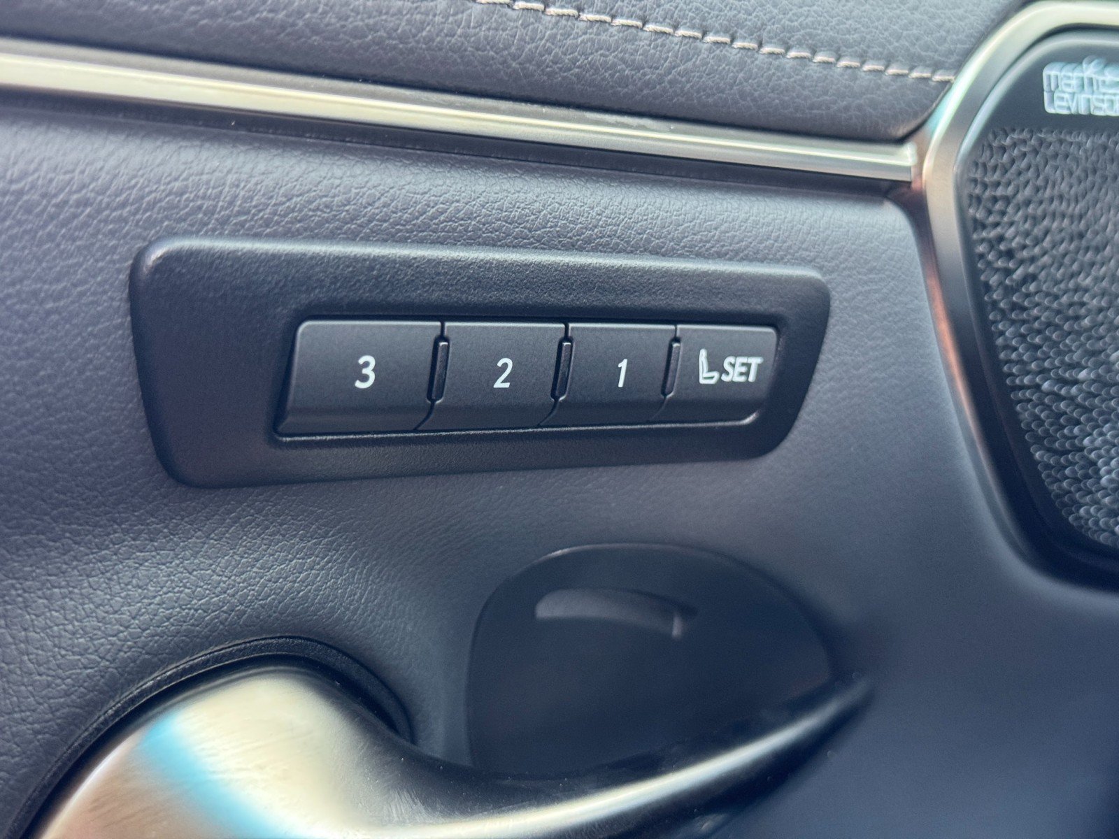 Used 2024 Lexus ES 300h w/ Accessory Package (Z2) FWD image 18