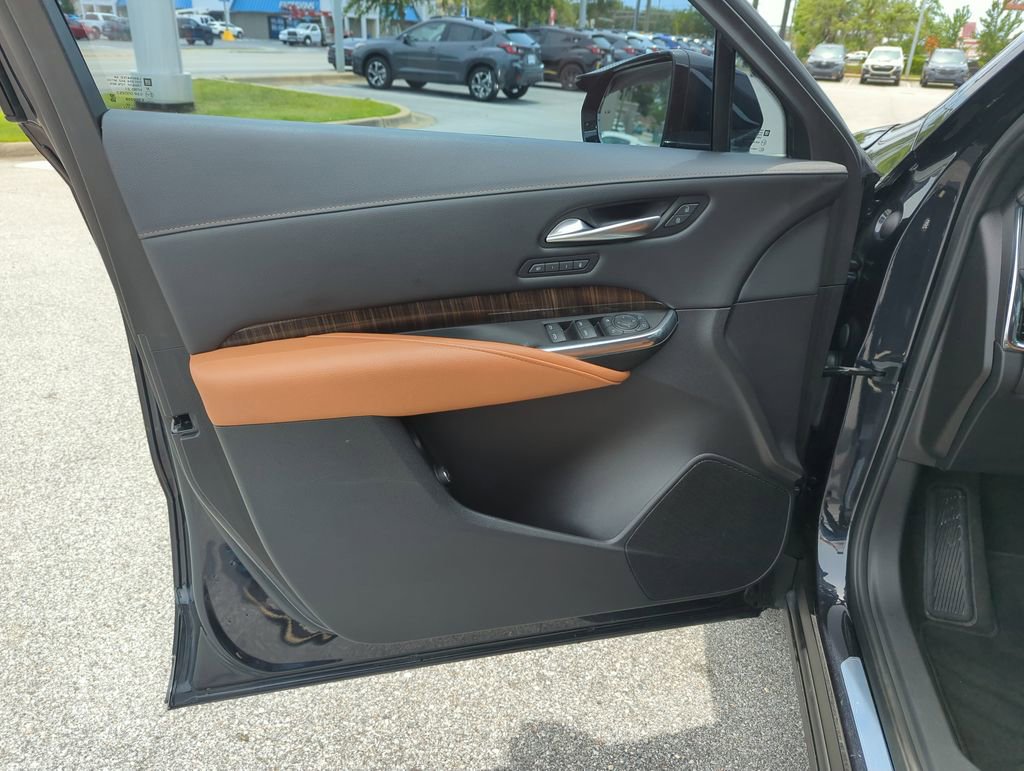 Used 2022 Cadillac XT4 Premium Luxury w/ Enhanced Visibility Package FWD image 18