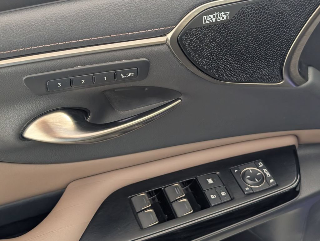 Used 2022 Lexus ES 300h Ultra Luxury w/ Protection Package (P3) FWD image 11