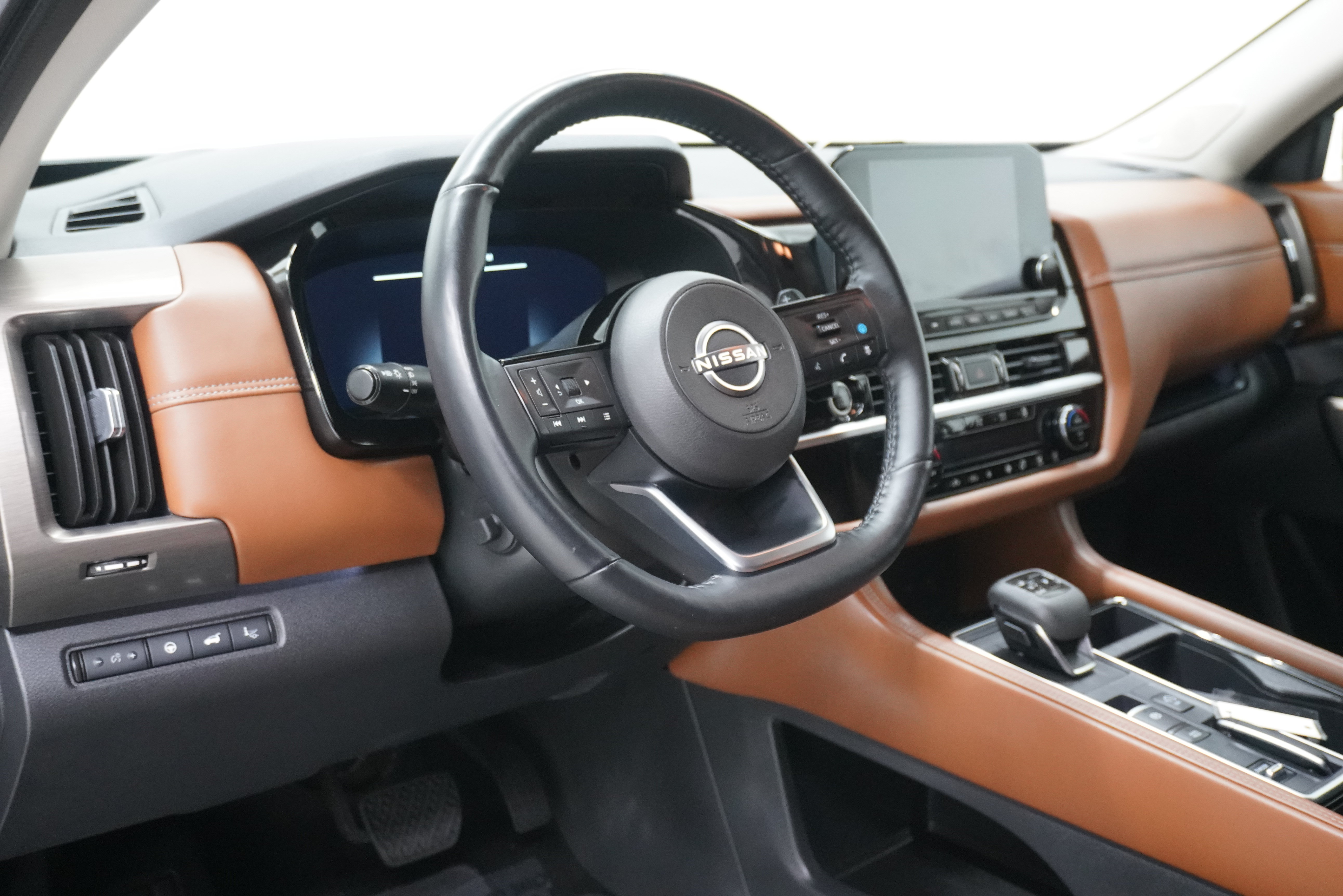 Used 2024 Nissan Pathfinder Platinum w/ Lighting Package (N93) FWD image 10