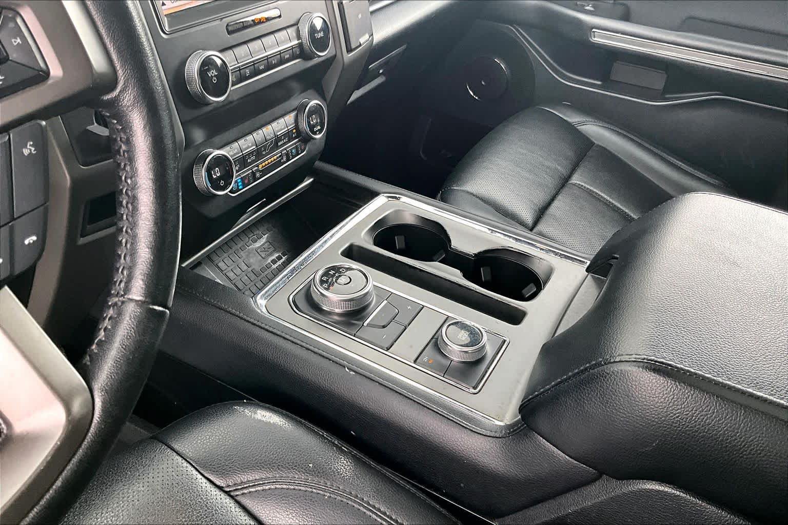 Used 2019 Ford Expedition XLT w/ Equipment Group 202A AWD/4WD image 16