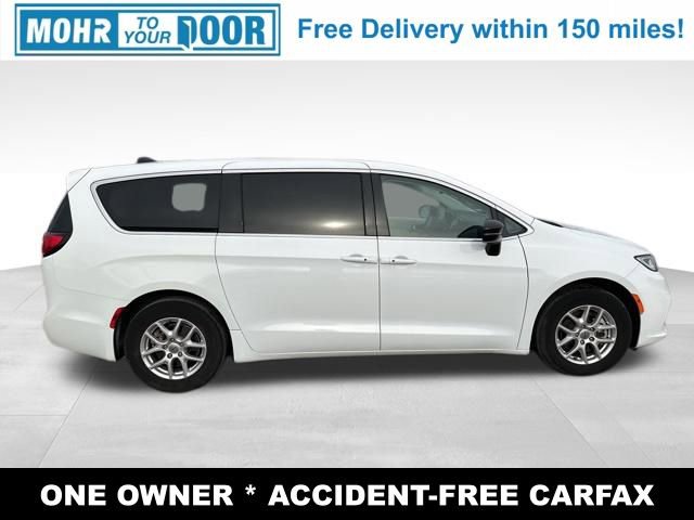 Used 2024 Chrysler Pacifica Touring-L image 4