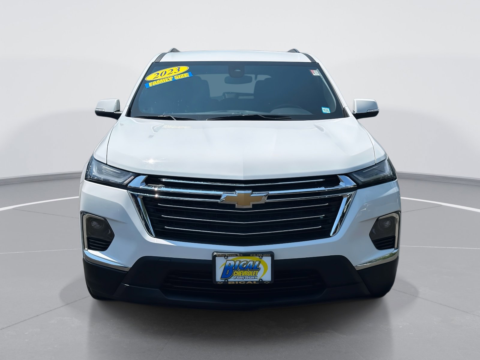 Used 2023 Chevrolet Traverse LT image 2