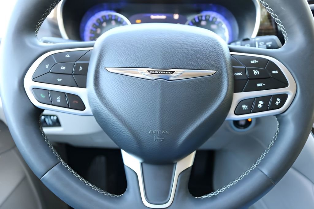 Used 2023 Chrysler Pacifica Limited image 22