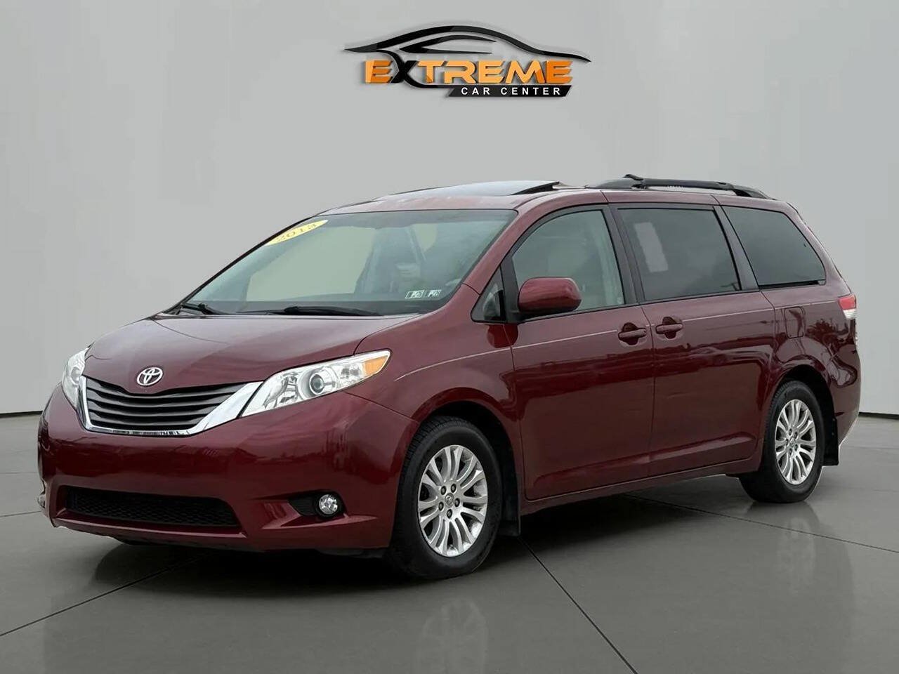 Used 2013 Toyota Sienna XLE FWD image 2