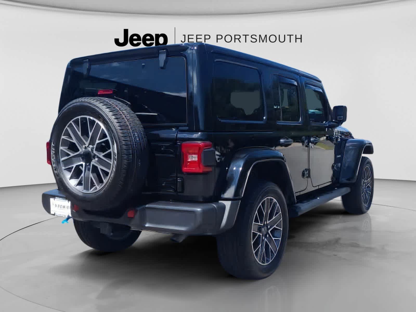 Used 2023 Jeep Wrangler Unlimited Sahara w/ Cold Weather Group AWD/4WD image 8