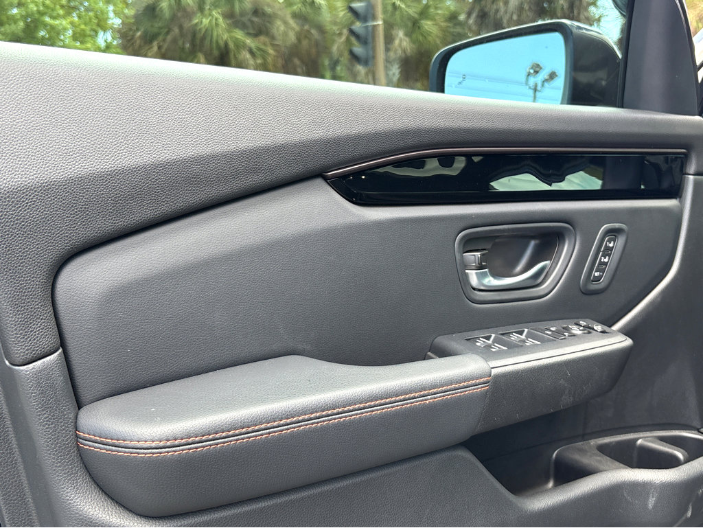 Used 2025 Honda Pilot TrailSport image 21
