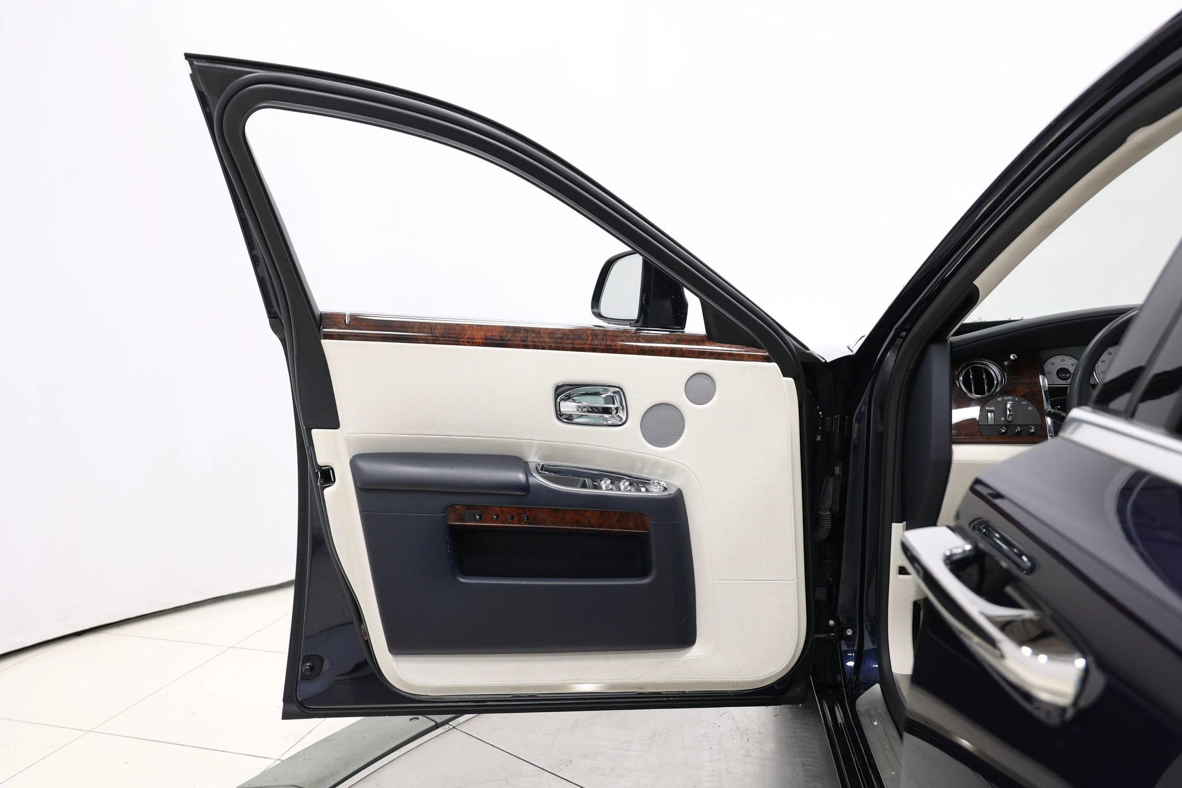 Used 2015 Rolls-Royce Ghost image 12