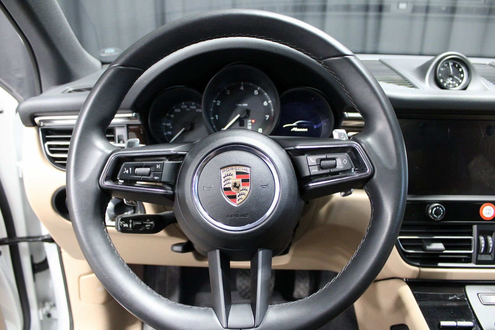 Certified 2025 Porsche Macan image 32