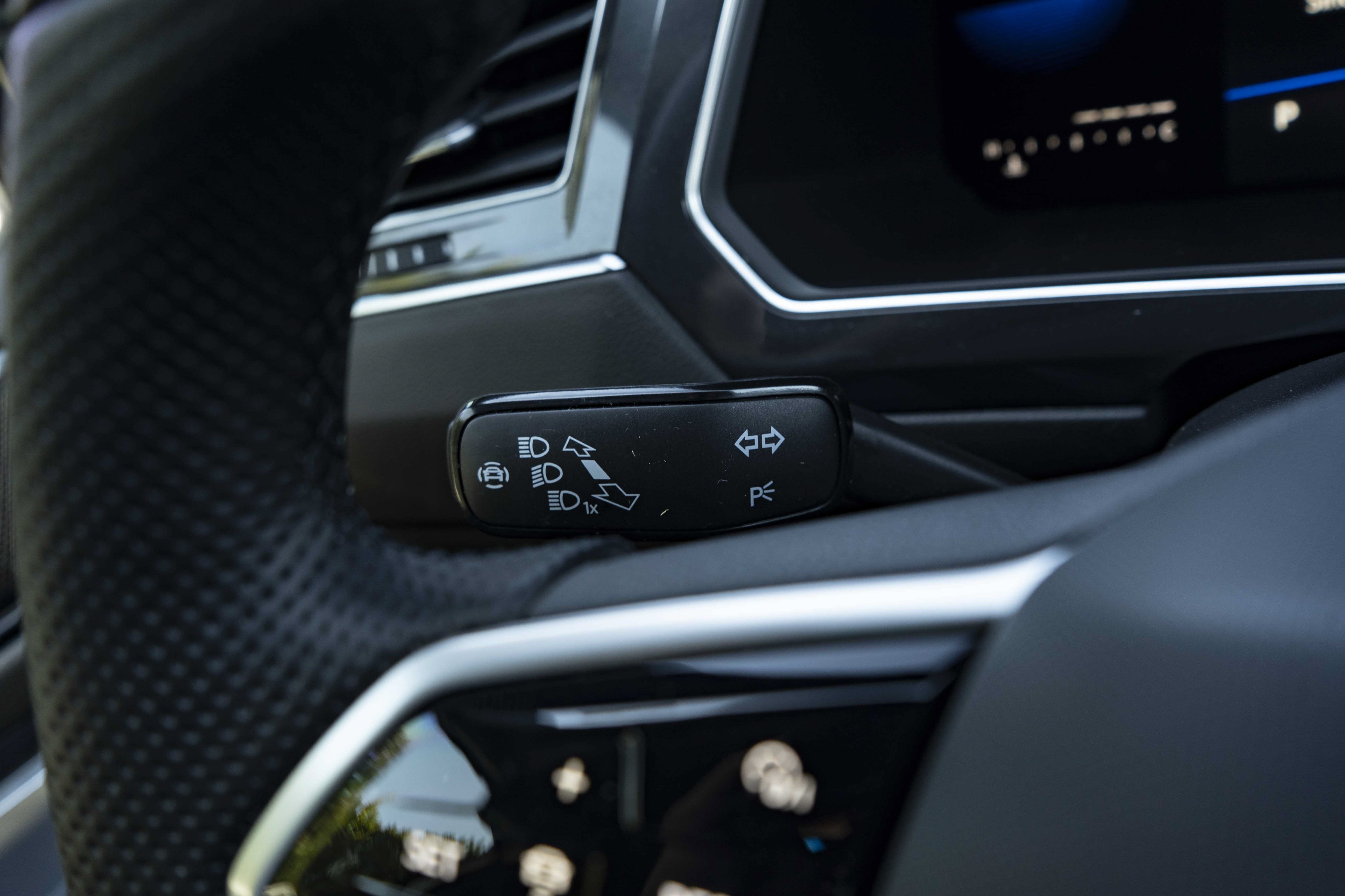 Certified 2022 Volkswagen Tiguan SE R-Line FWD image 23