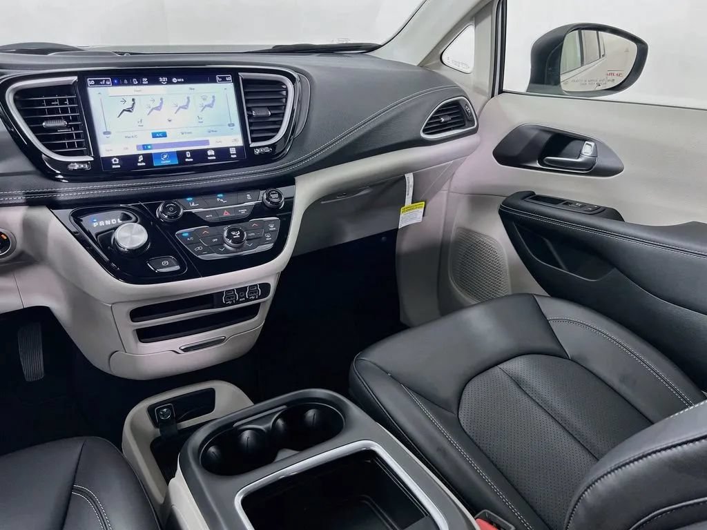 Used 2023 Chrysler Pacifica Touring-L FWD image 23