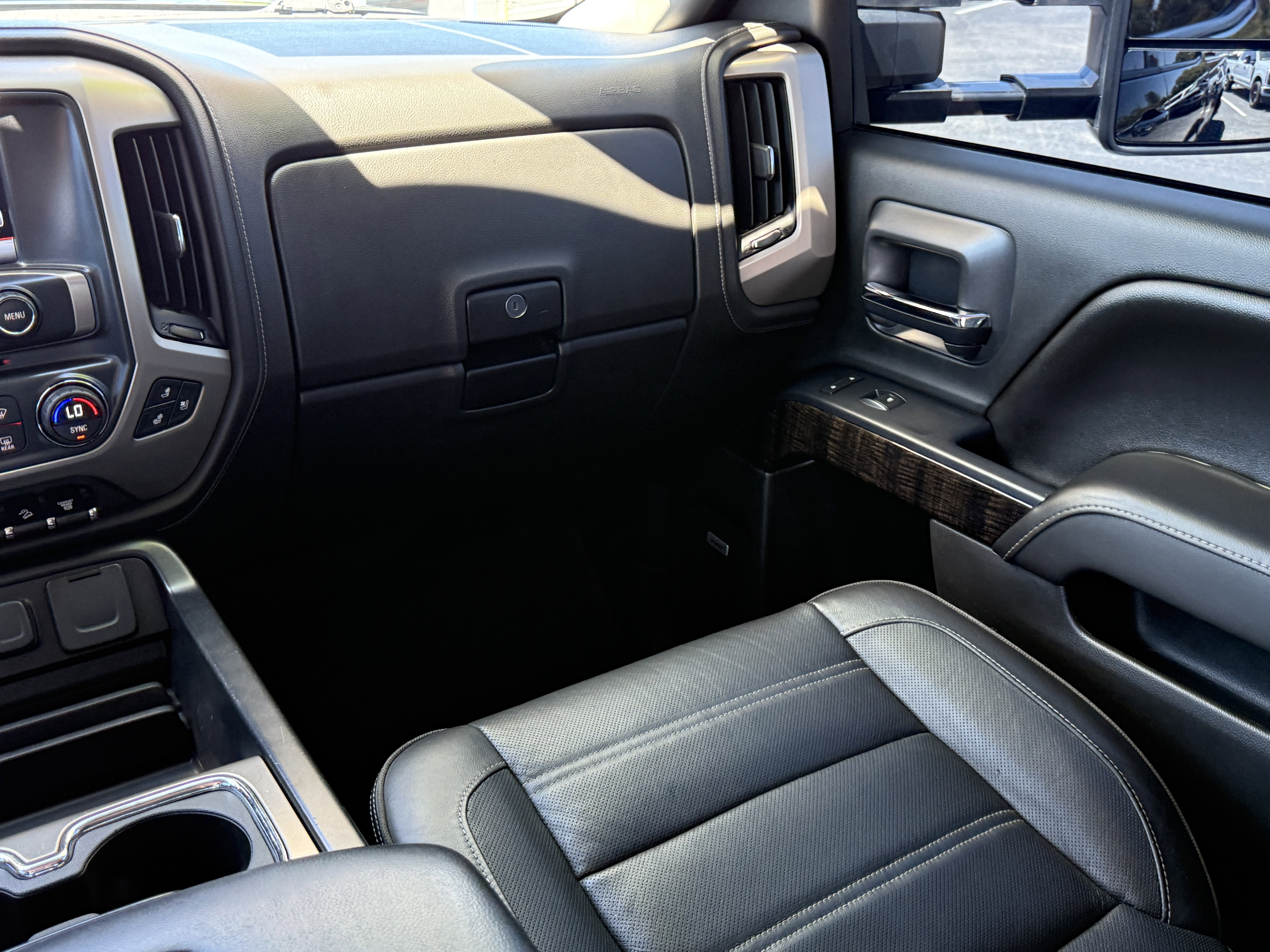 Used 2016 GMC Sierra 2500 Denali w/ Duramax Plus Package AWD/4WD image 13