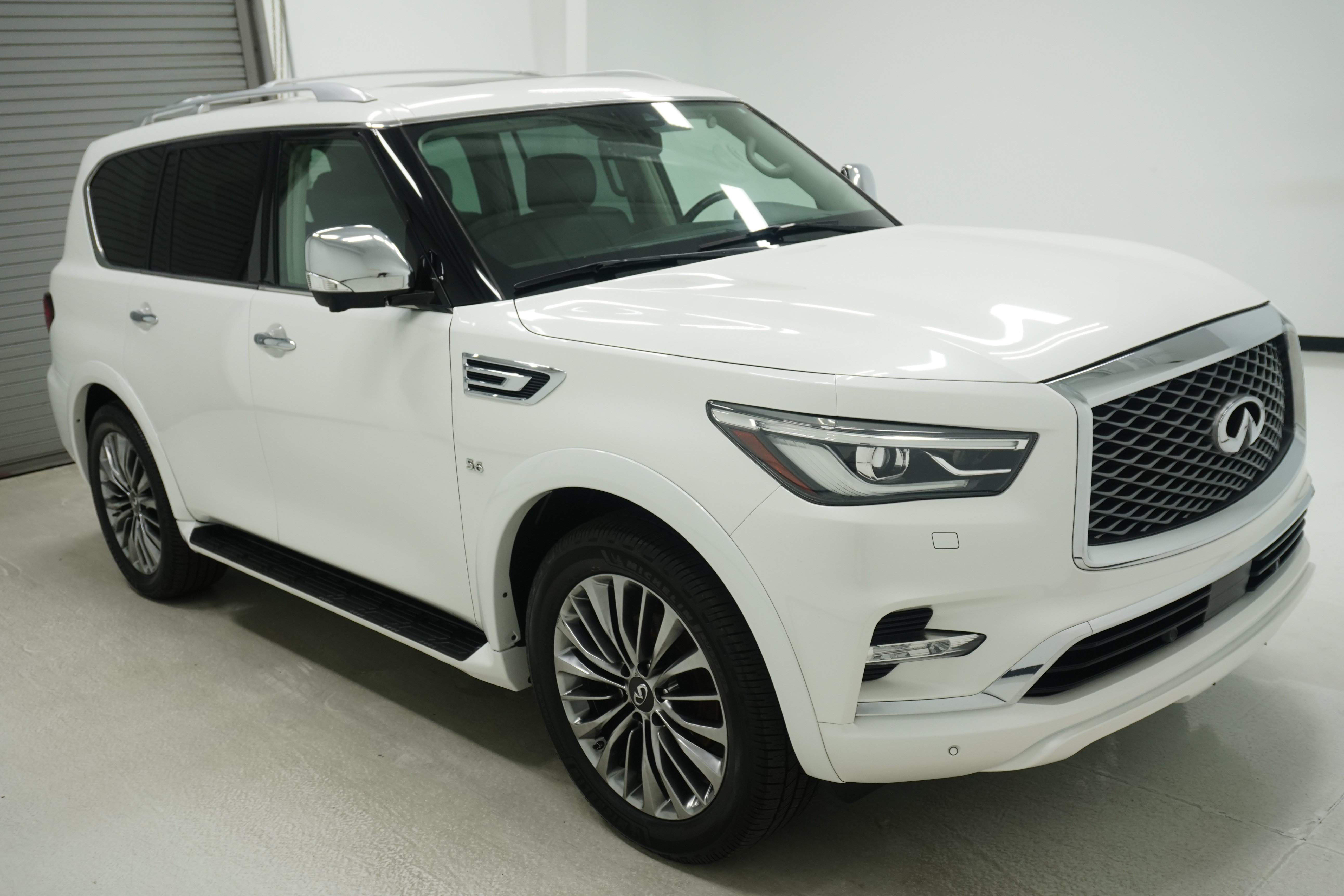 Used 2018 INFINITI QX80 2WD w/ Deluxe Technology Package image 3