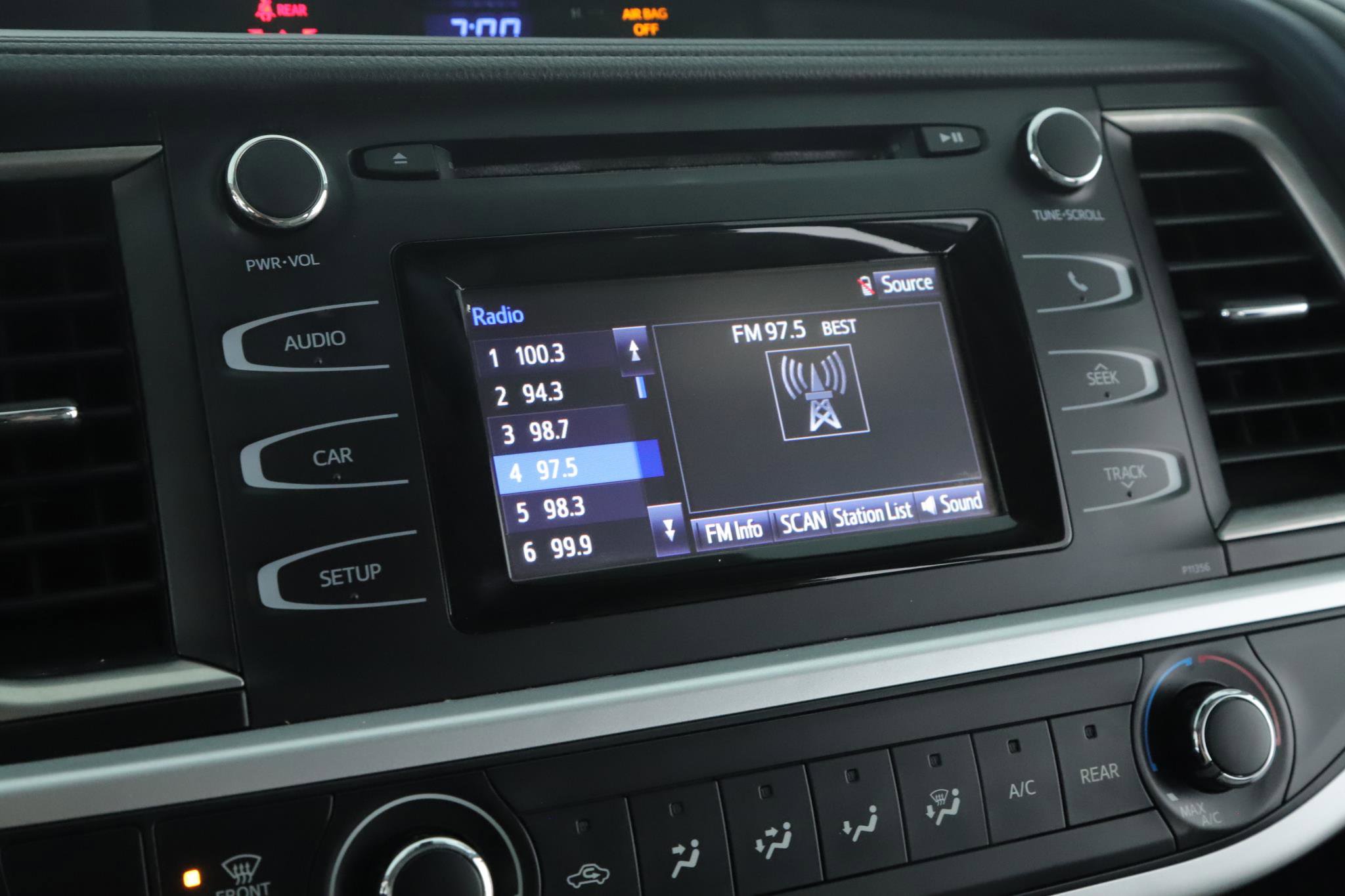 Used 2018 Toyota Highlander LE AWD/4WD image 11