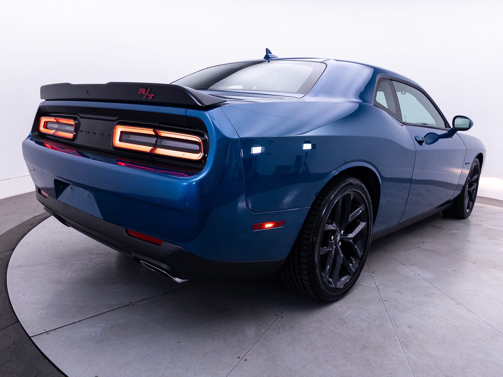 Used 2021 Dodge Challenger R/T w/ Driver Convenience Group RWD image 19