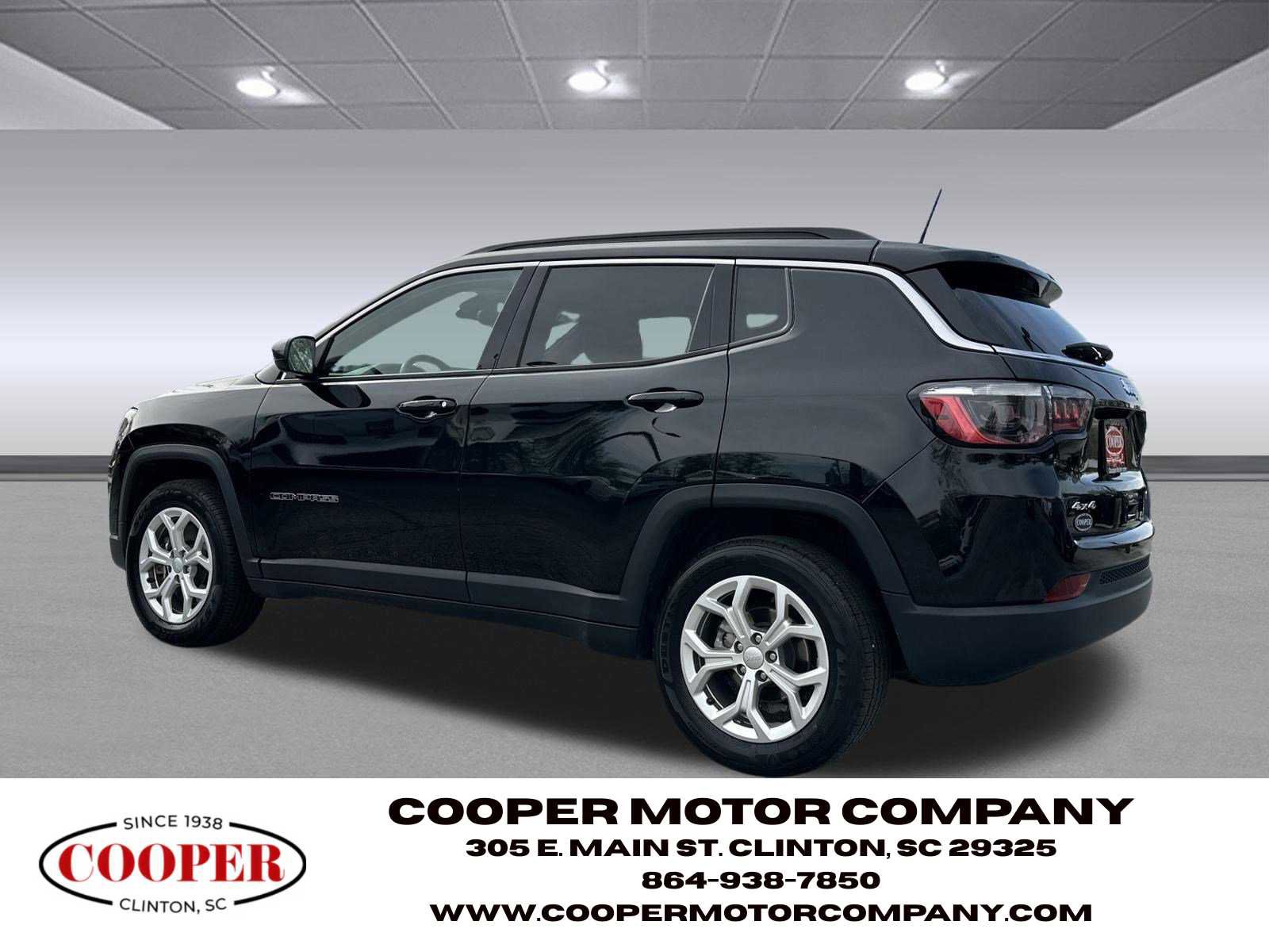 Used 2024 Jeep Compass Latitude image 3