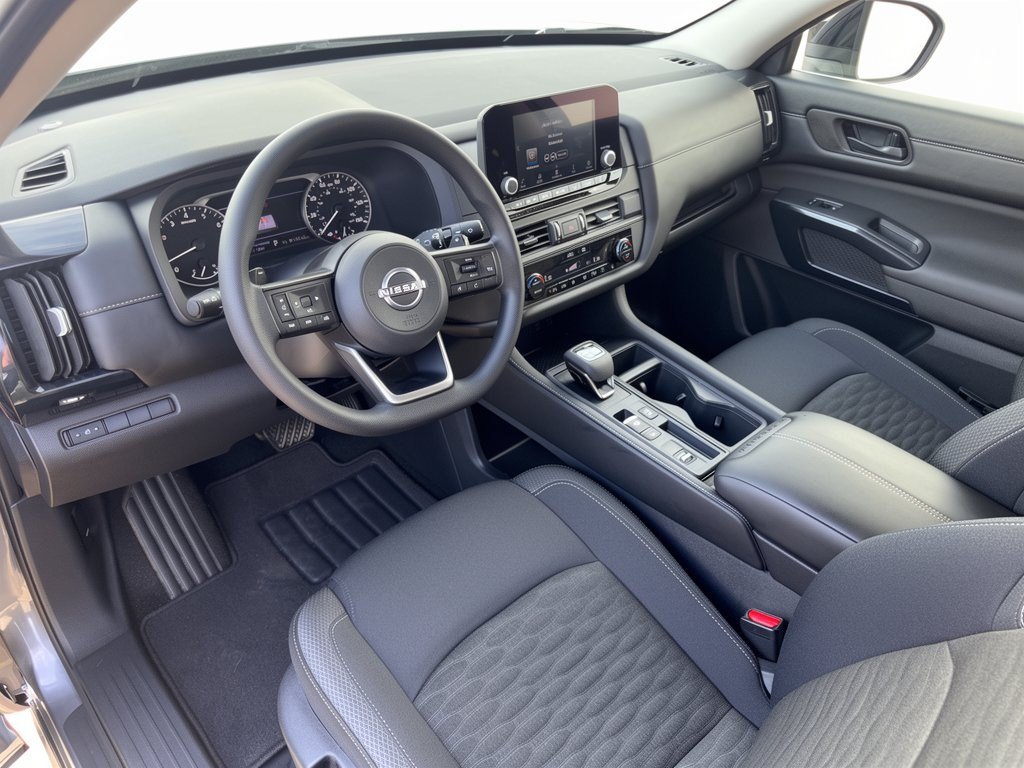 Used 2025 Nissan Pathfinder S FWD image 4