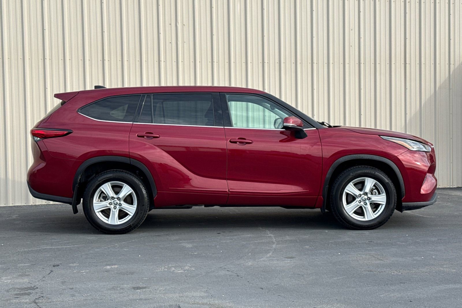 Used 2022 Toyota Highlander LE AWD/4WD image 3