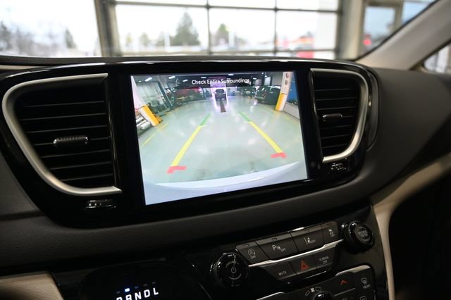 Used 2024 Chrysler Pacifica Touring-L FWD image 16