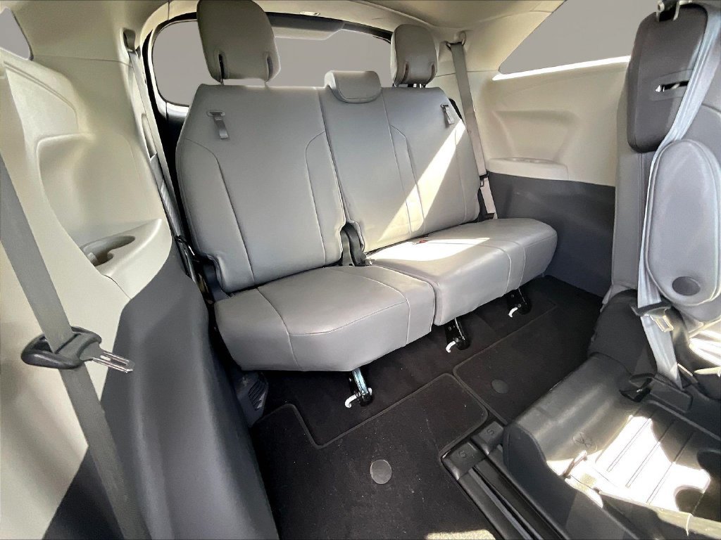 Used 2022 Toyota Sienna XLE FWD image 25