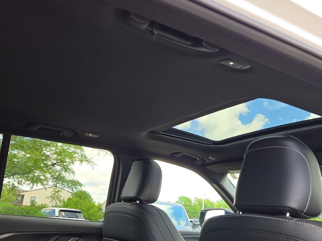 New 2025 Jeep Grand Cherokee Altitude image 12