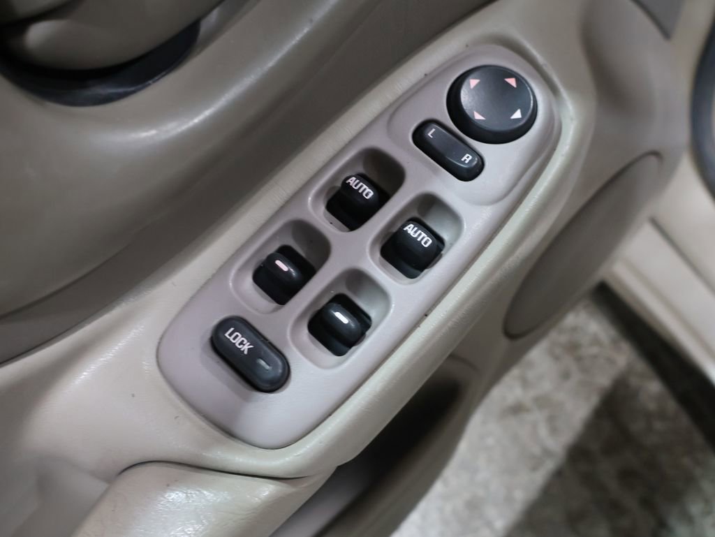 Used 2005 Pontiac Bonneville SE image 18