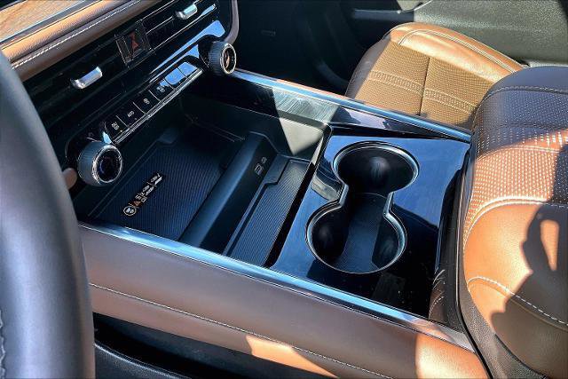 Used 2025 Chevrolet Suburban High Country image 18