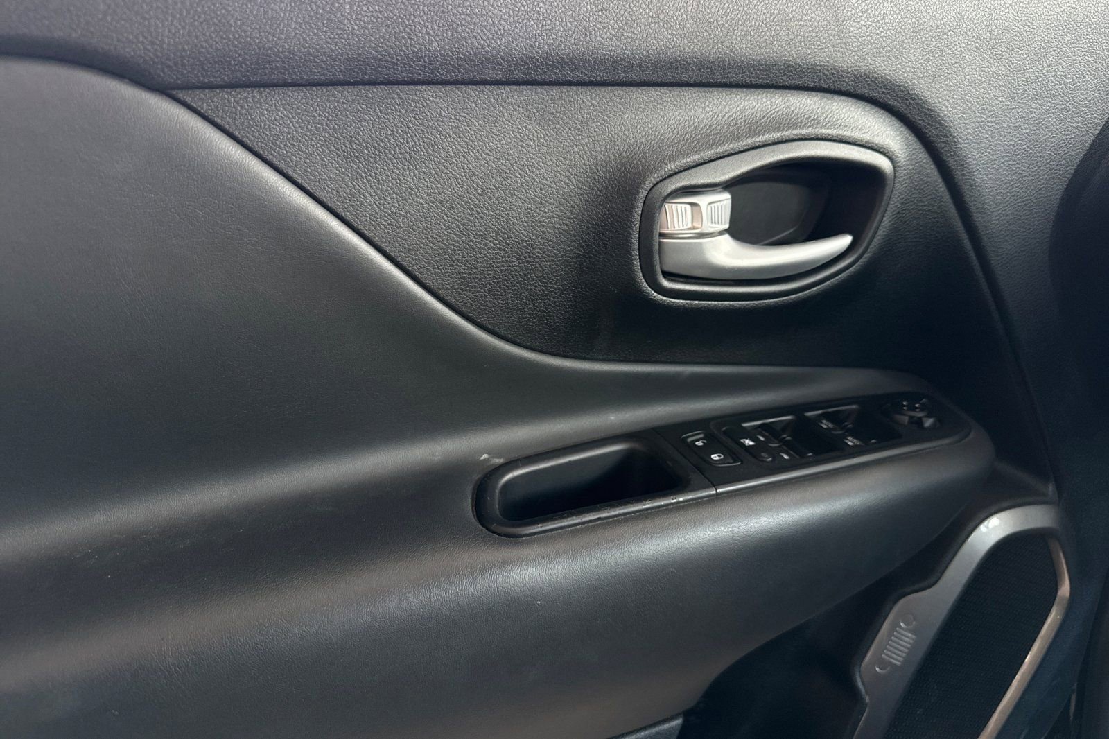 Used 2023 Jeep Renegade Latitude AWD/4WD image 12