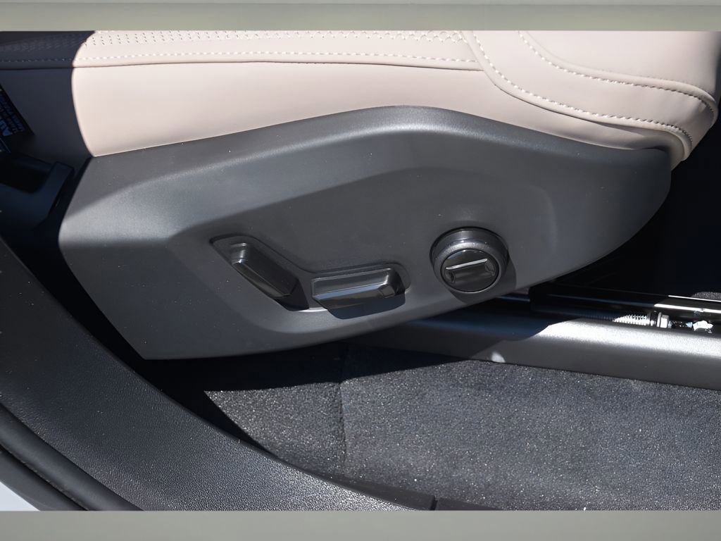 Certified 2025 Volvo XC90 T8 Plus w/ Protection Package Premier image 23