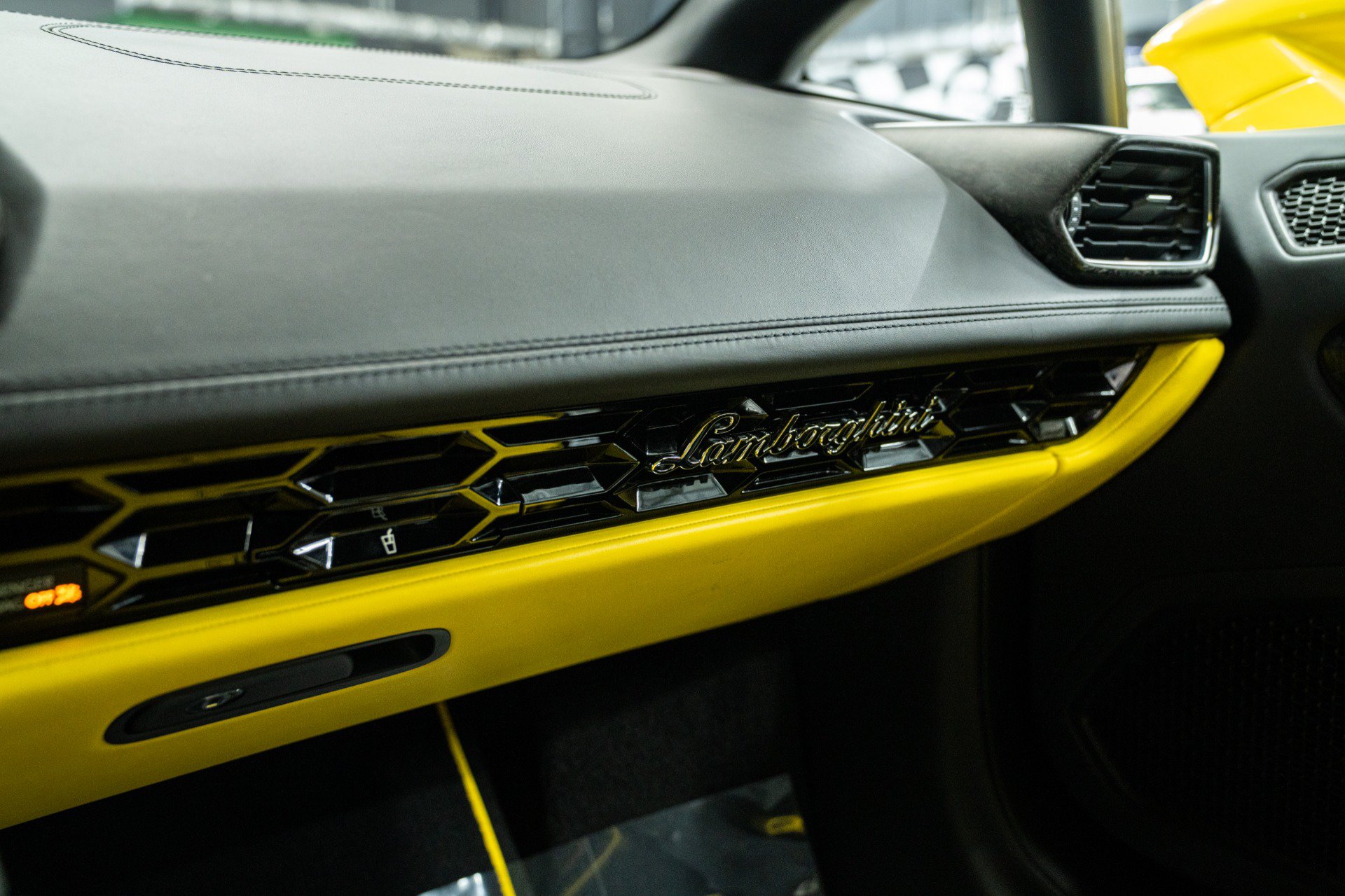 Used 2021 Lamborghini Huracan EVO RWD image 32