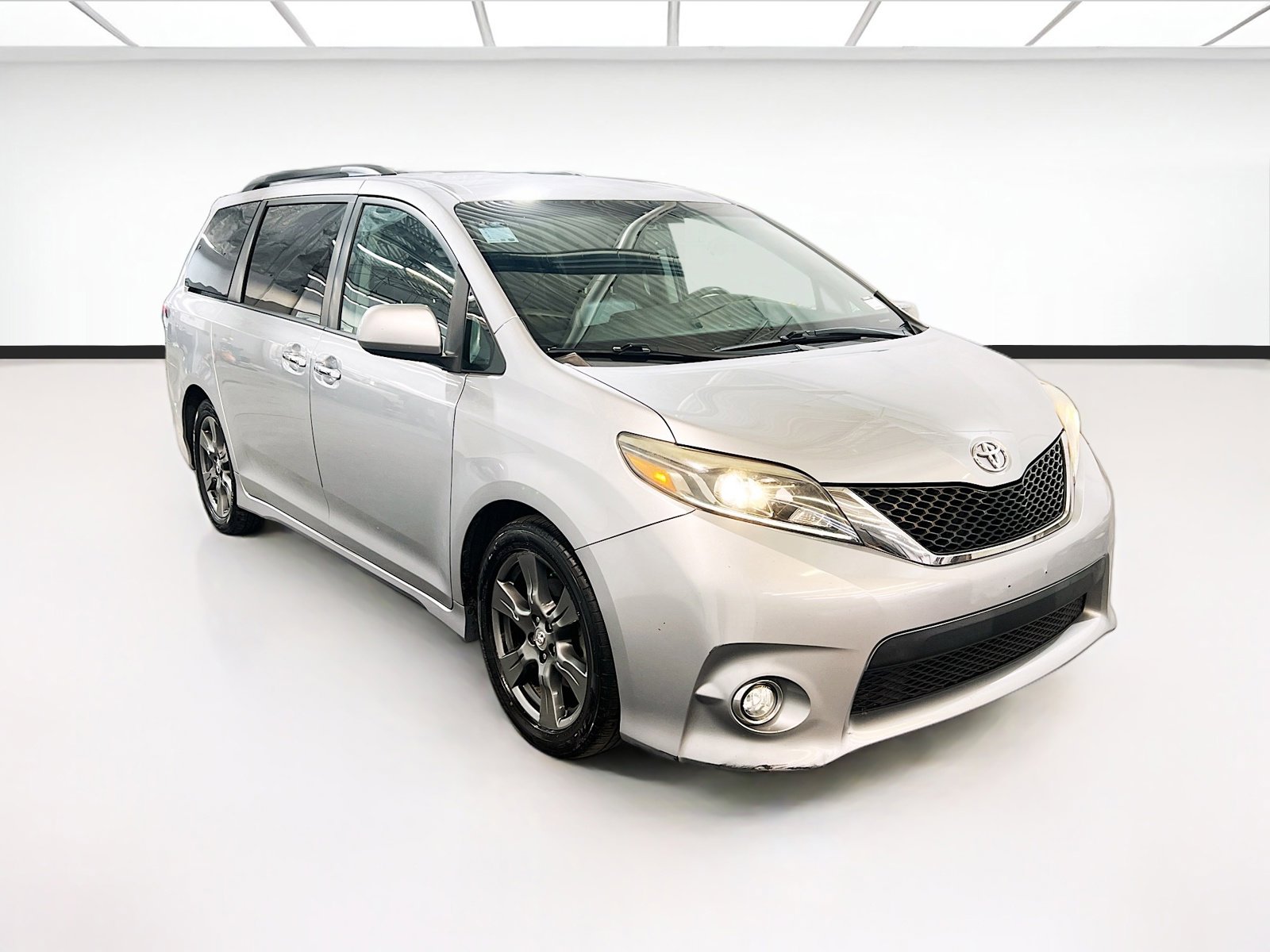 Used 2017 Toyota Sienna SE image 3