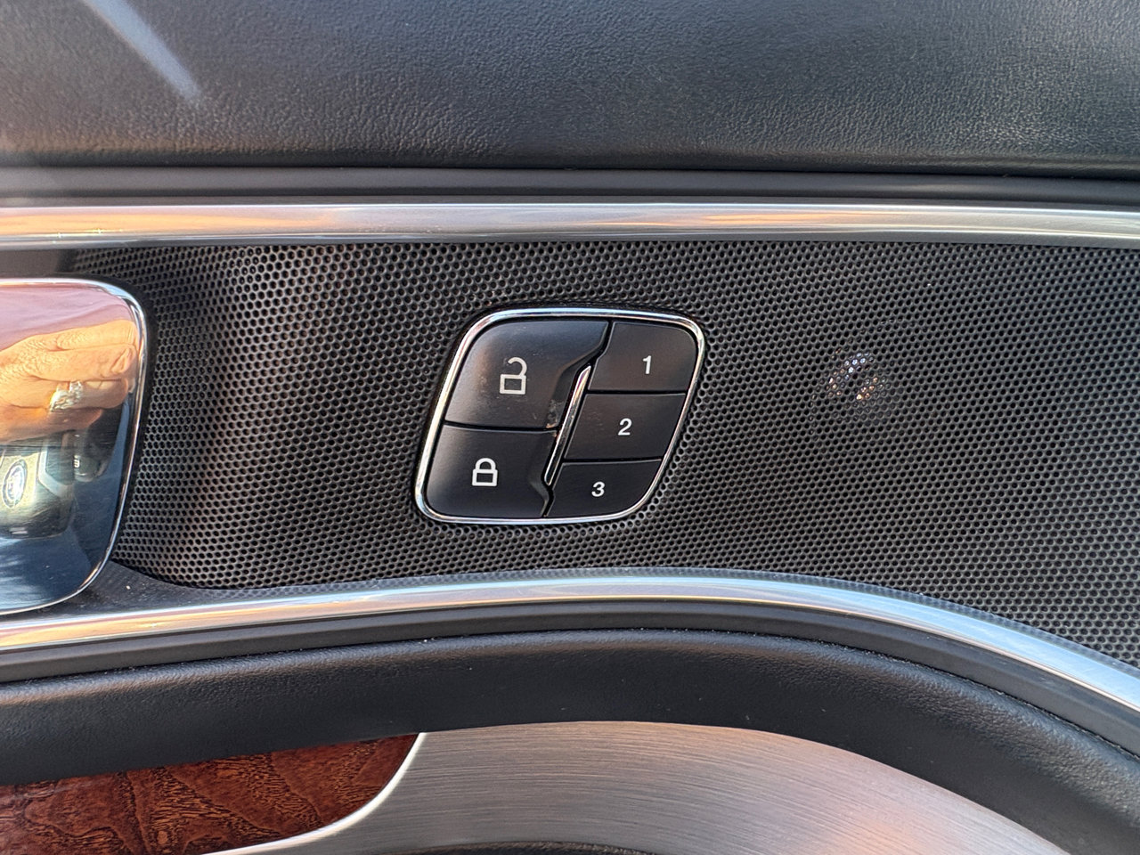 Used 2017 Ford Explorer Platinum image 18