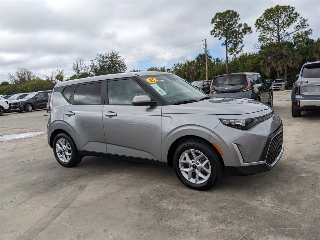 Certified 2025 Kia Soul LX image 2