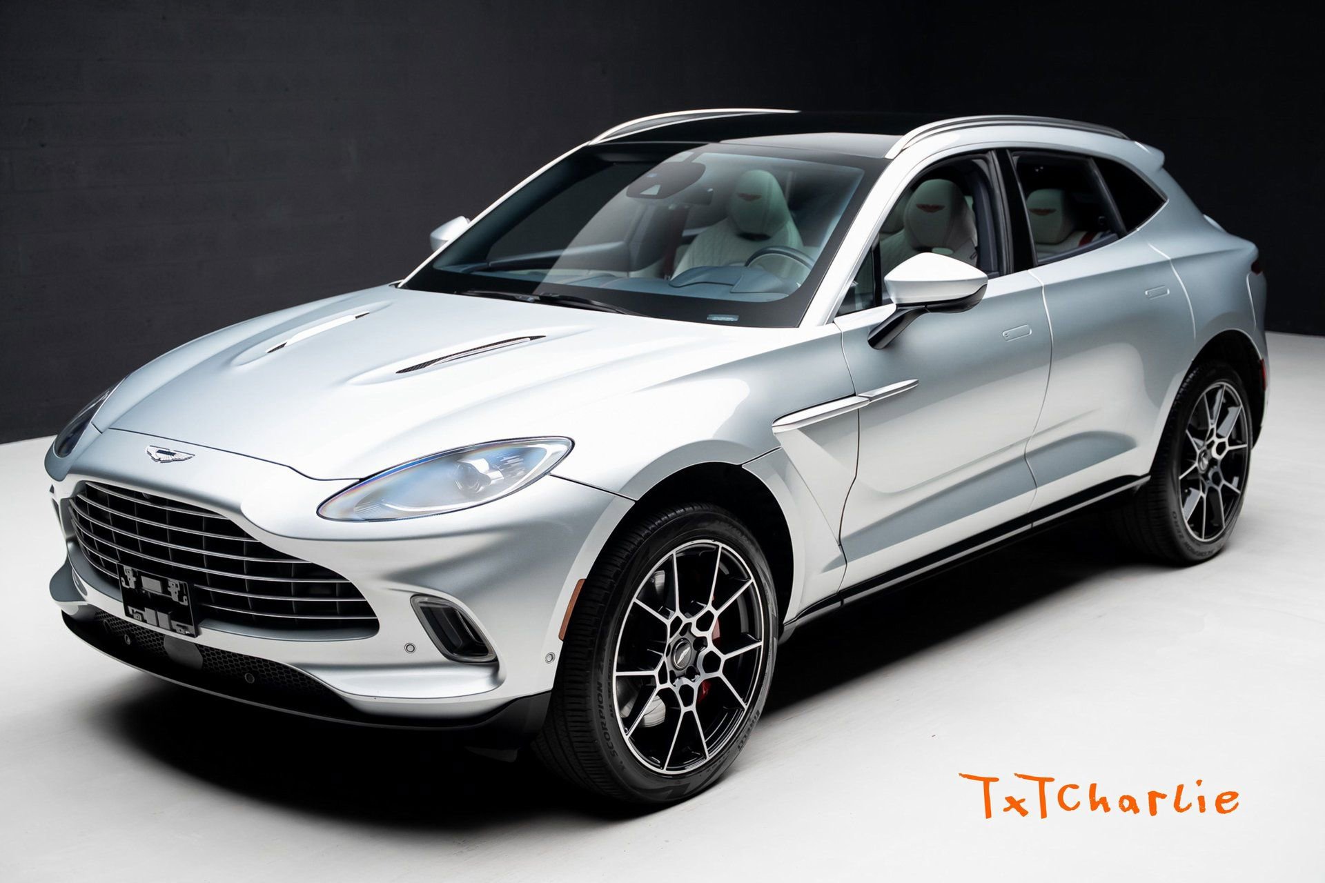 Used 2022 Aston Martin DBX image 1
