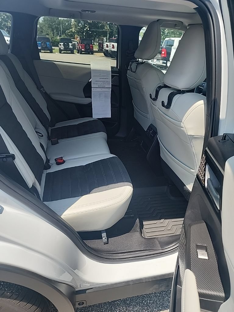 Used 2025 Mitsubishi Outlander SE AWD/4WD image 14