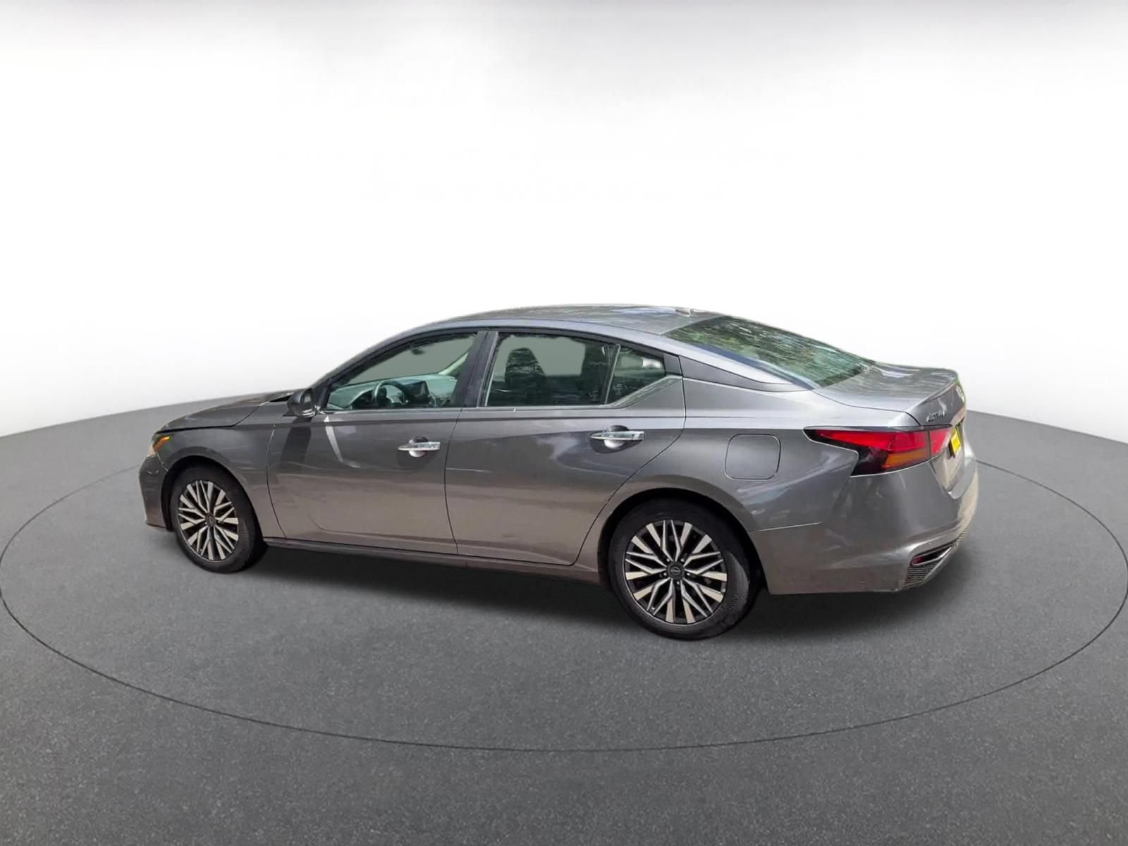 Used 2025 Nissan Altima 2.5 SV FWD image 8