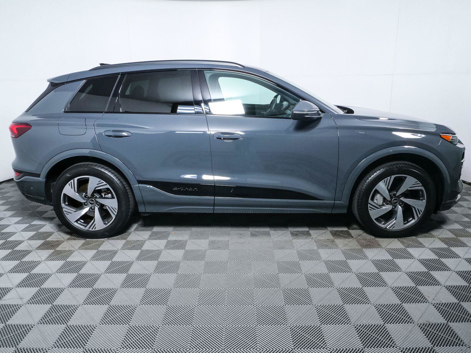 Used 2025 Audi Q6 e-tron Premium Plus w/ Premium Plus AWD/4WD image 2