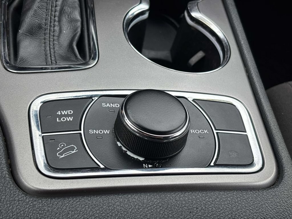 Certified 2020 Jeep Grand Cherokee Laredo AWD/4WD image 31