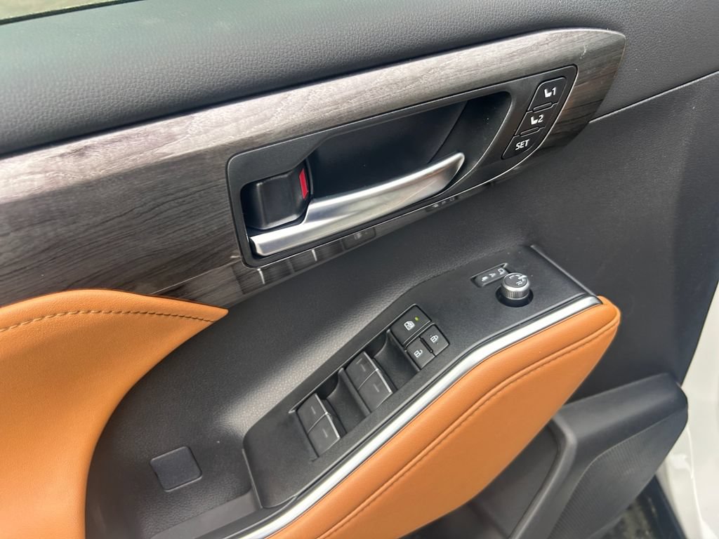 New 2026 Toyota Highlander Platinum AWD/4WD image 11