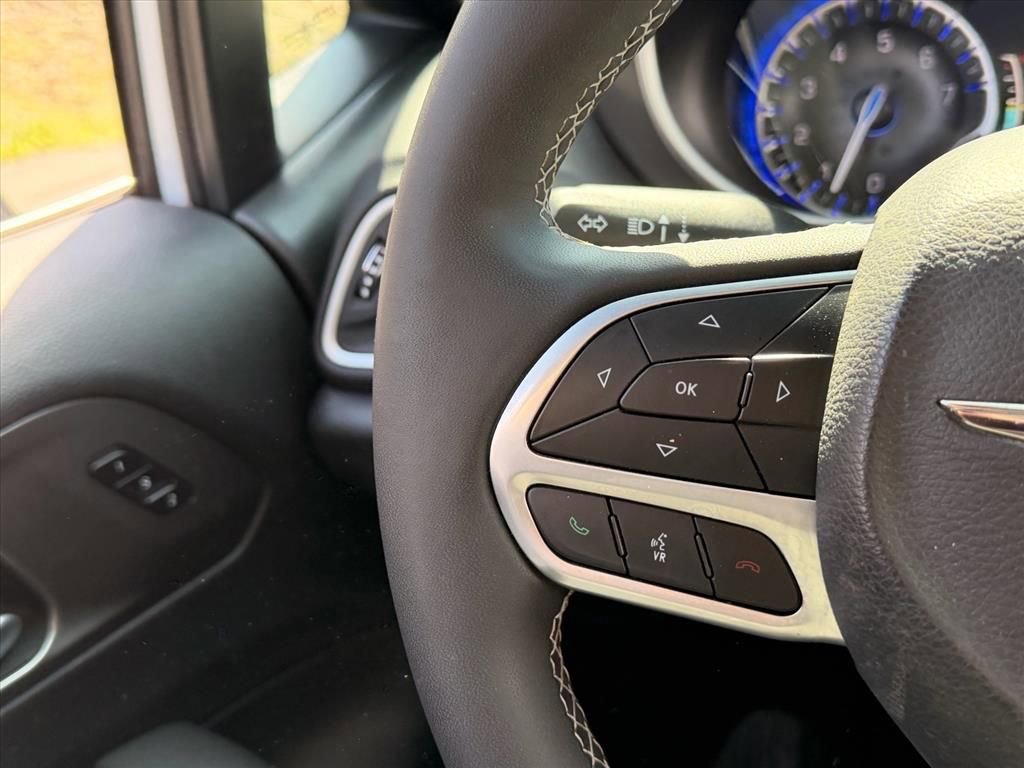 Used 2025 Chrysler Pacifica Select image 22