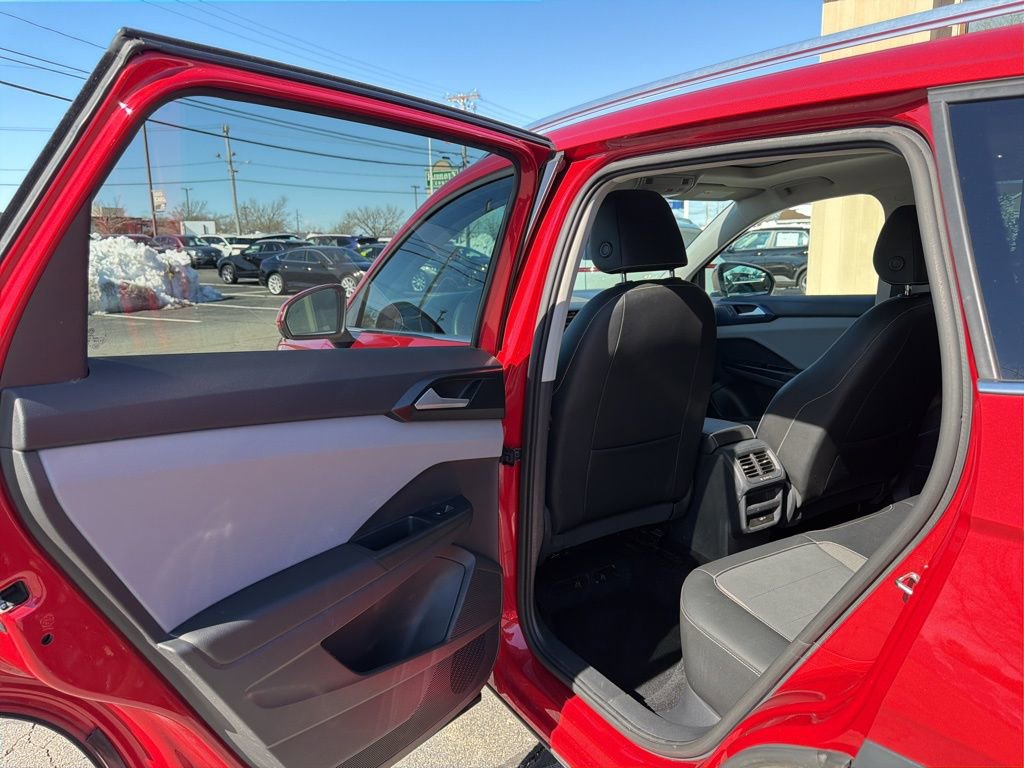 Used 2022 Volkswagen Taos SE image 30