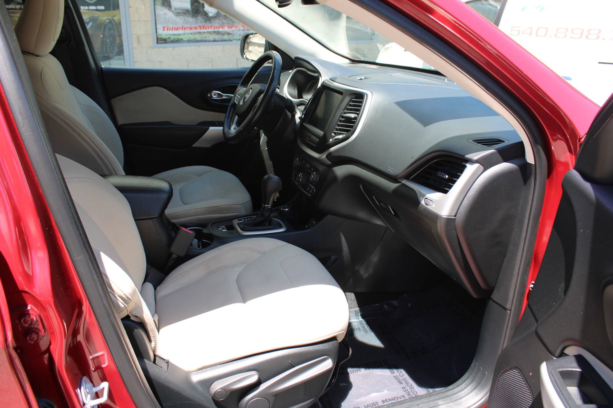 Used 2017 Jeep Cherokee Latitude w/ Comfort/Convenience Group AWD/4WD image 26