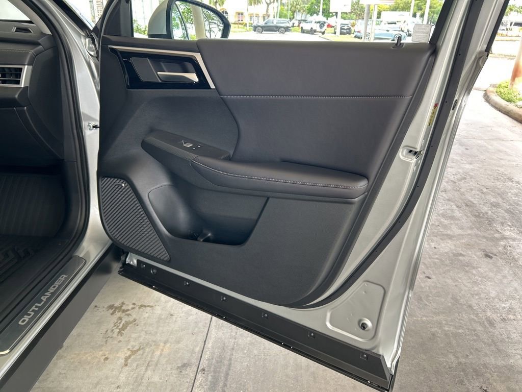 Used 2026 Mitsubishi Outlander SE FWD image 25