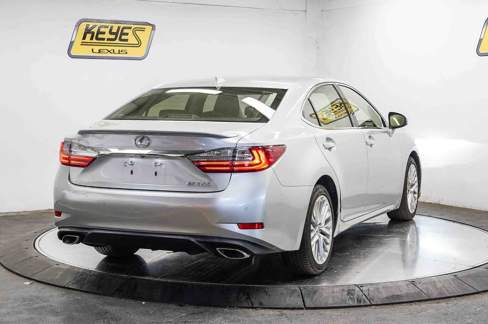 Used 2016 Lexus ES 350 w/ Luxury Package w/Wood Trim FWD image 4