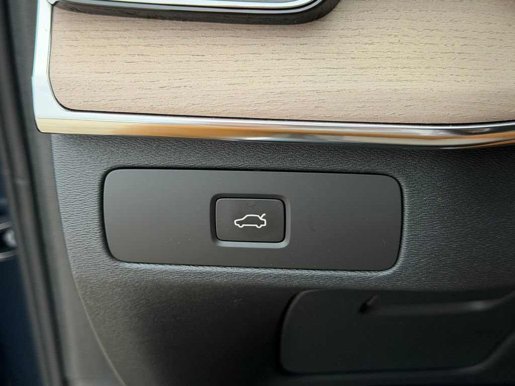 New 2026 Volvo XC90 B6 Plus w/ Protection Package Premier AWD/4WD image 32