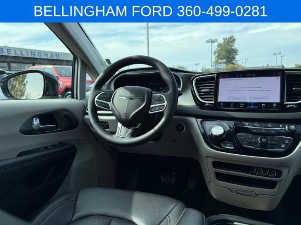 Used 2024 Chrysler Pacifica Touring-L image 27